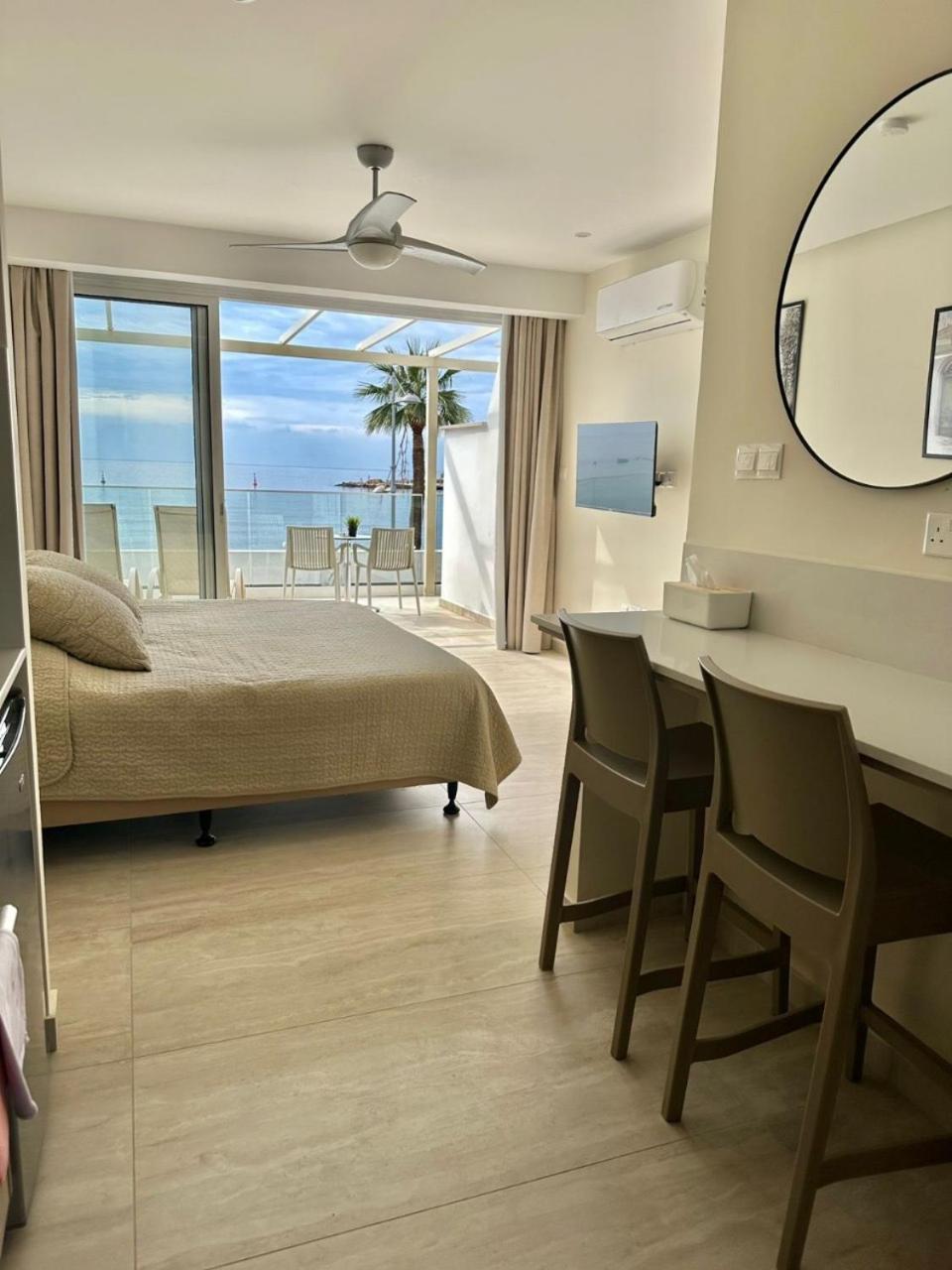Harbour Lights Studio Apartments Paphos Exteriör bild